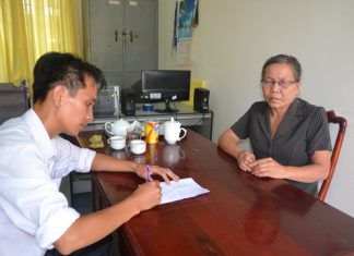 Bà Nguyễn Thị Ngọc-Chủ tịch hội người mù huyện Chơn Thành, kể lại việc bà và các hội viên Hội người mù bị lừa đảo.