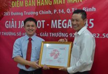 Ông Nguyễn Khánh Trung trao tặng chứng nhận cho Điểm bán hàng