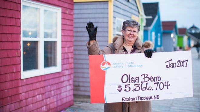 Bà Olga Beno rạng rỡ với tấm biển ghi số tiền trúng giải. Ảnh: Atlantic Lottery. 