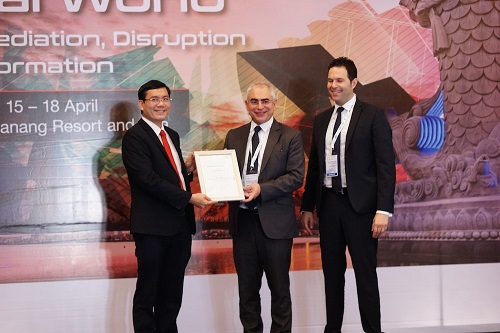 Ông Nguyễn Thanh Đạm - Tổng giám đốc Vietlott (trái) nhận giấy chứng nhận
